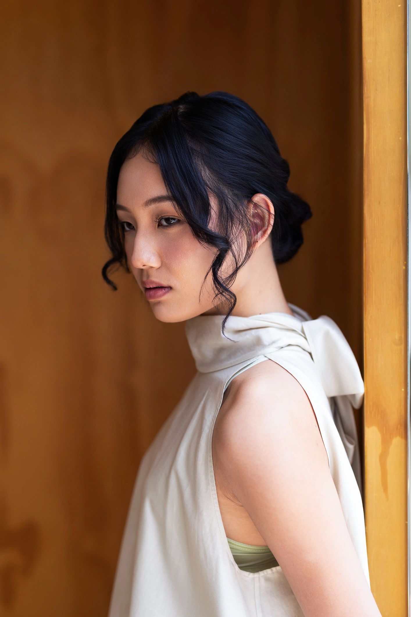 Minimal fashion portrait for Arasiverse editorial coverage